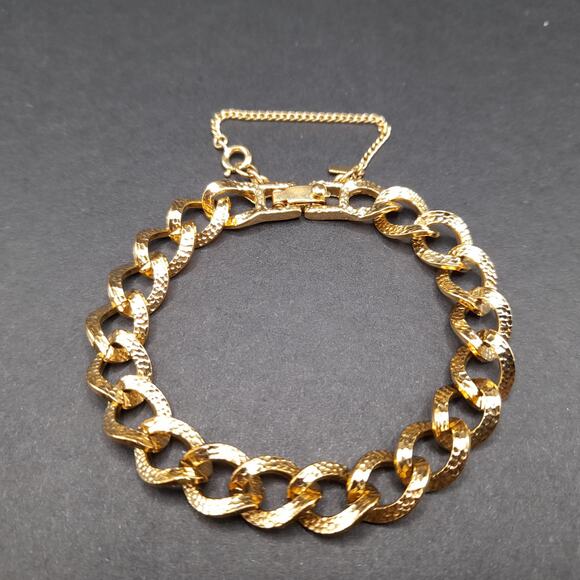 Vintage Monet Textured Bracelet, Gold Plated, Safety Chain, 7 1/4 Inch, 1960s - Picture 2 of 10